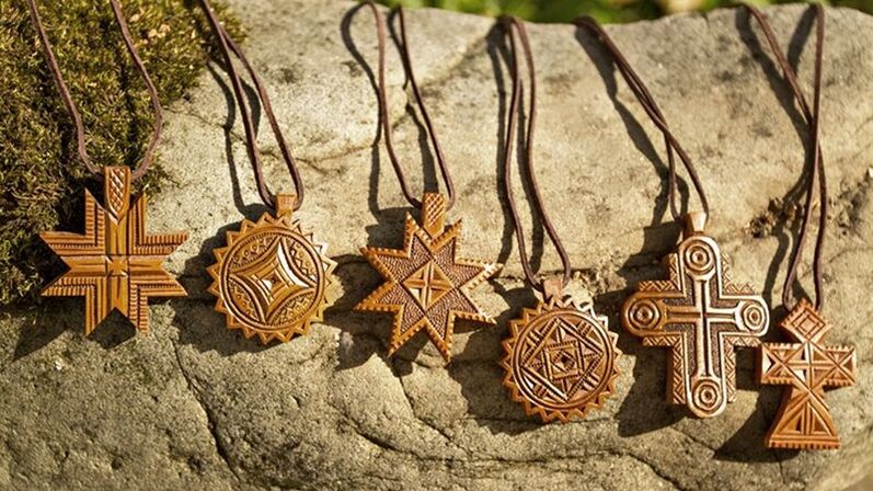 amuletos y talismanes de madera