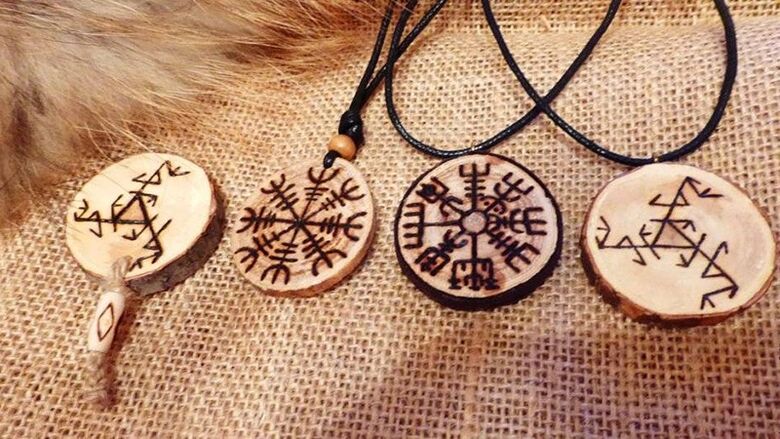 talismanes y amuletos de madera