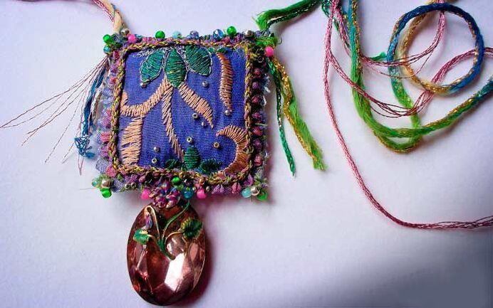 amuletos bordados para la salud y la buena suerte