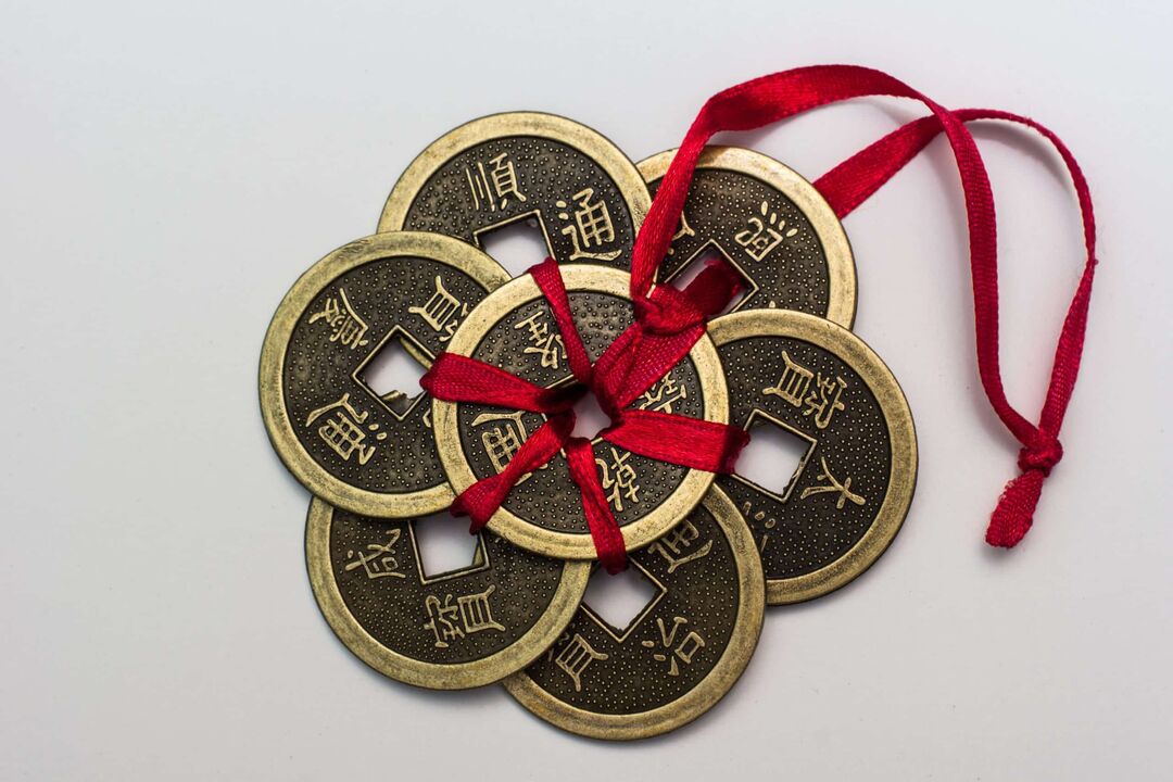 Amuleto chino por dinero con los jeroglíficos correspondientes. 