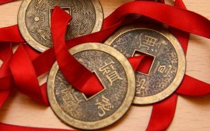 Monedas chinas atadas con la cinta roja